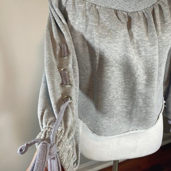 NWT Romeo and Juliet Couture cropped sweatshirt top - Picture 2 of 7